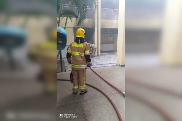 bombeiro com magueira