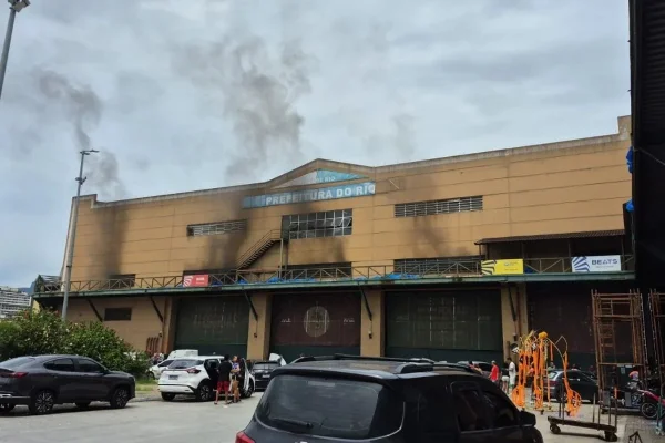 Grande Rio se manifesta após princípio de incêndio em barracão