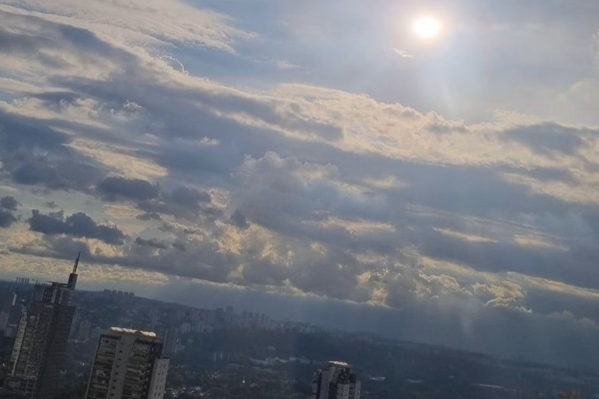 Imagem colorida mostra sol e nuvens em São Paulo, que registrou baixa umidade relativa do ar. Metrópoles