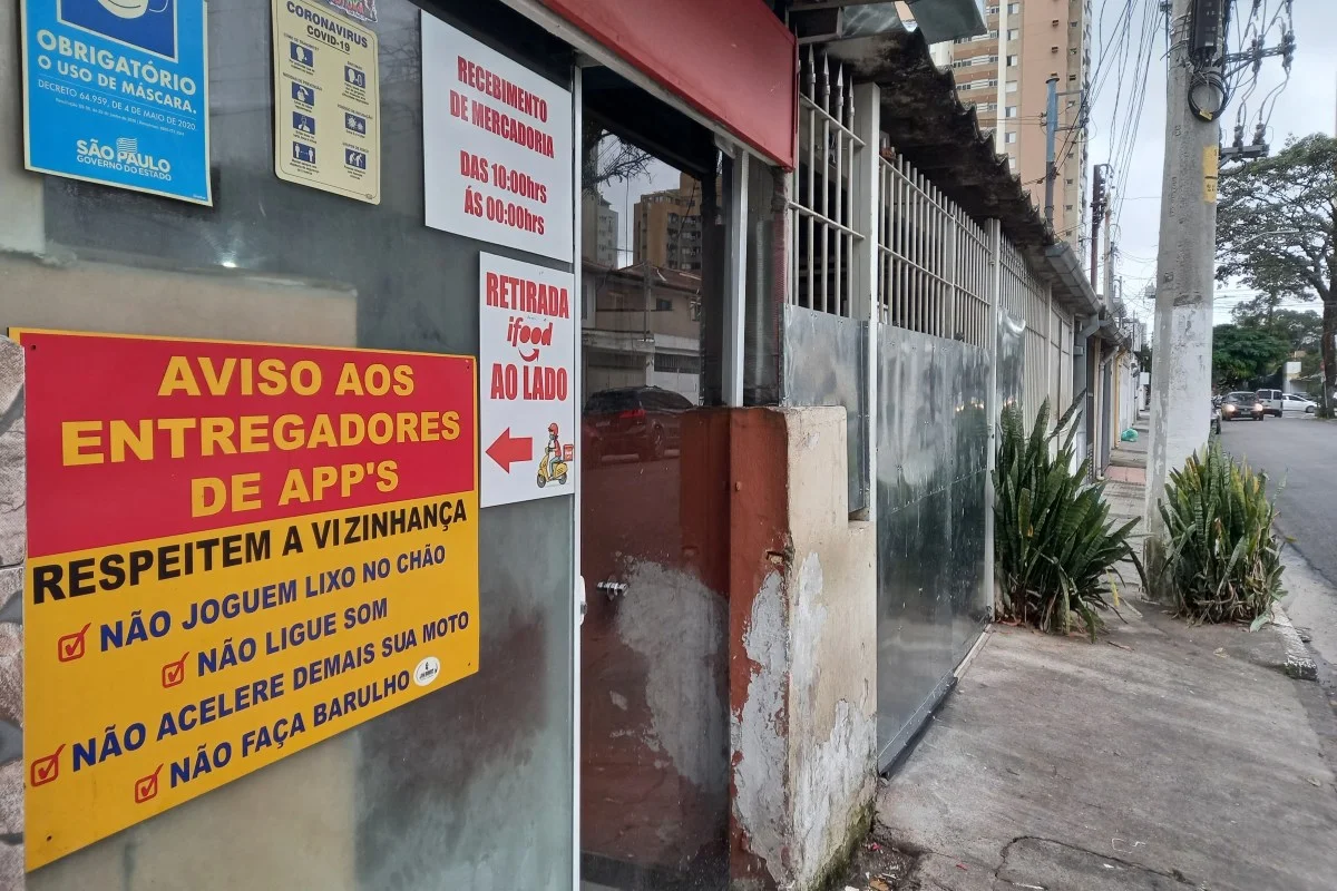 Local de retirada de produtos do iFood, na Rua Conceição de Monte Alegre, no Brooklin, em São Paulo Local de retirada de produtos do iFood, na Rua Conceição de Monte Alegre, no Brooklin, em São Paulo