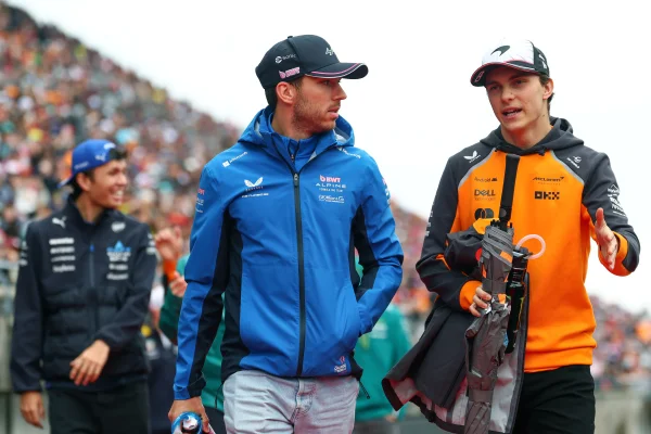 Foto colorida dos pilotos da Fórmula 1 Gasly, Piastri e Albon - Metrópoles