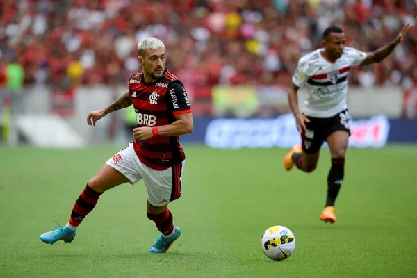 Comentarista pede para Corinthians “dar porrada” em Arrascaeta