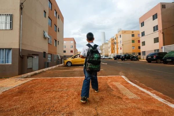 Menino que desmaiou em escola do Cruzeiro volta para a casa da mãe
