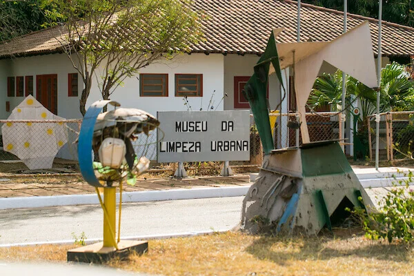 Museu da Limpeza Urbana, em Ceilândia, conta a história com o lixo
