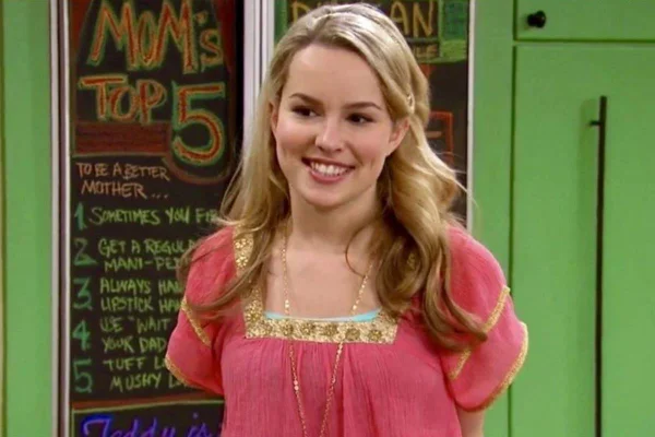 foto colorida da atriz Bridgit Mendler de blusa rosa - metrópoles