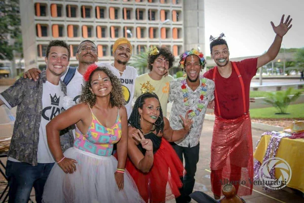 Foto colorida de um grupo de pessoas-Metrópoles