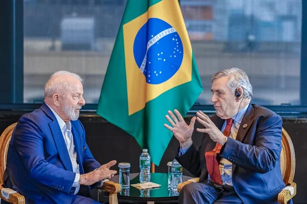 imagem colorida presidente lulal e ex-premie gordon brown