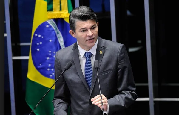 Líder de Bolsonaro pediu investigação de Boulos à PF: “Desnudar o fariseu”