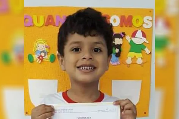 DF: mãe pede ajuda para menino que passou por 13 cirurgias na cabeça