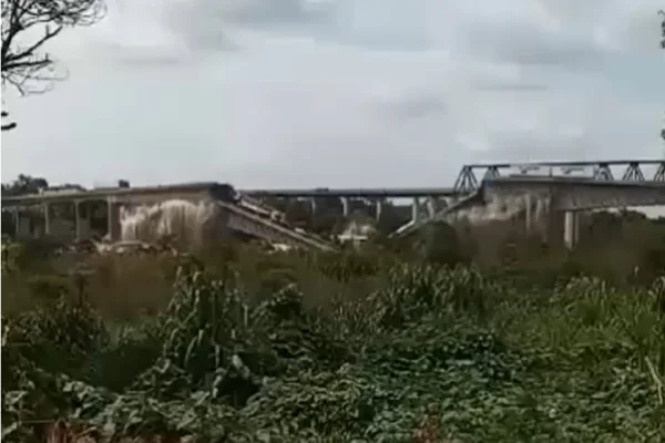 Imagem colorida de ponte que desabaou - Metrópoles