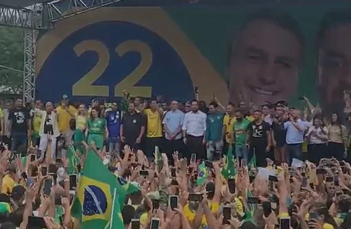 Evento de campanha do presidente e candidato à reeleição Bolsonaro reúne diversos apoiadores na plateia e políticos em palco. A maioria das pessoas usa roupa verde e amarela - Metrópoles
