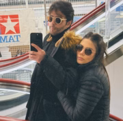 Guilherme, da dupla com Hugo, e a esposa, Marcela Fortunato, fazem selfie no espelho