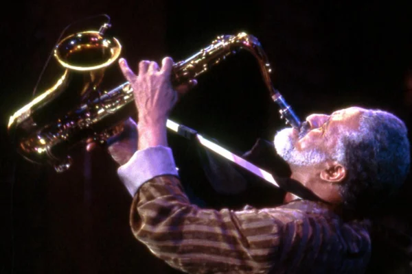 Sonny Rollins toca um saxofone