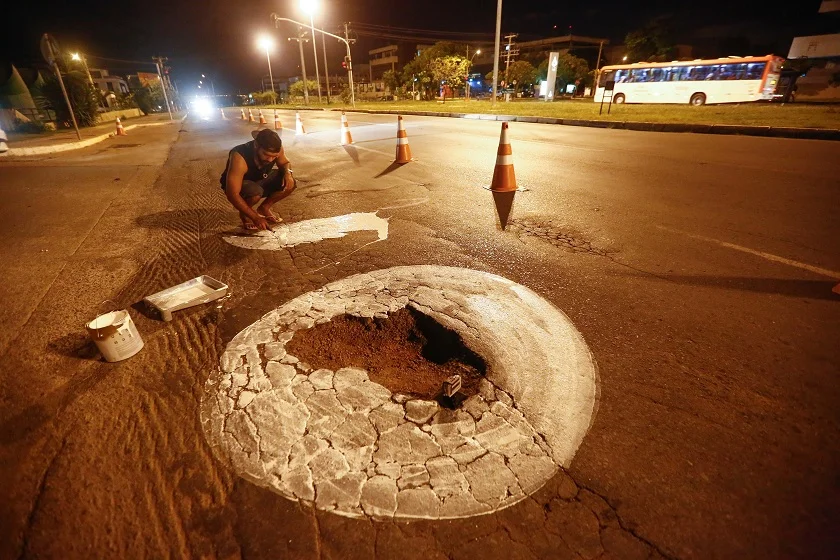 Setor de Indústrias e do Grafite. #bsburaco dá um trato em cratera no SIG - imagem 1 Setor de Indústrias e do Grafite. #bsburaco dá um trato em cratera no SIG - imagem 1