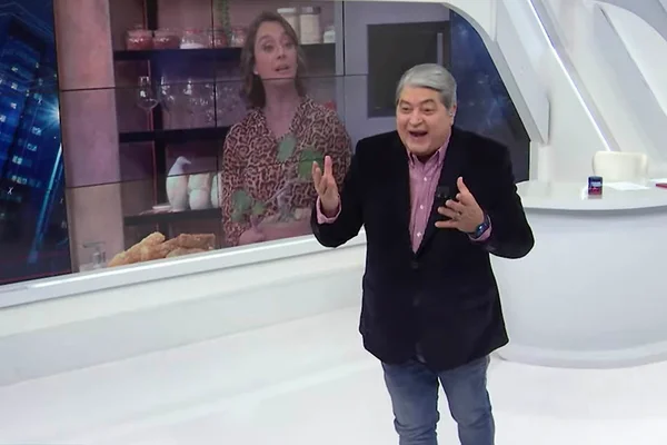 José Luiz Datena se emociona ao ganhar bonsai de telespectador