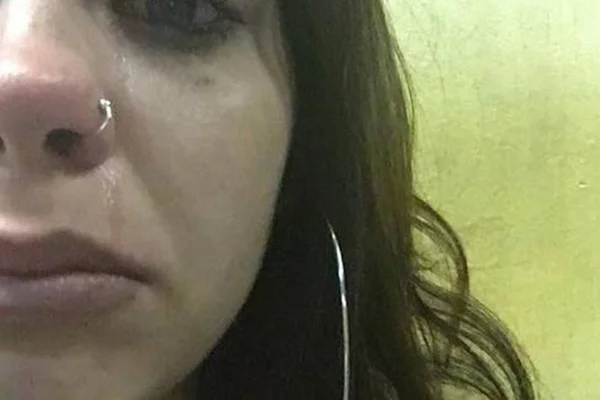 Homem ejacula em pé de mulher dentro de vagão do metrô do RJ