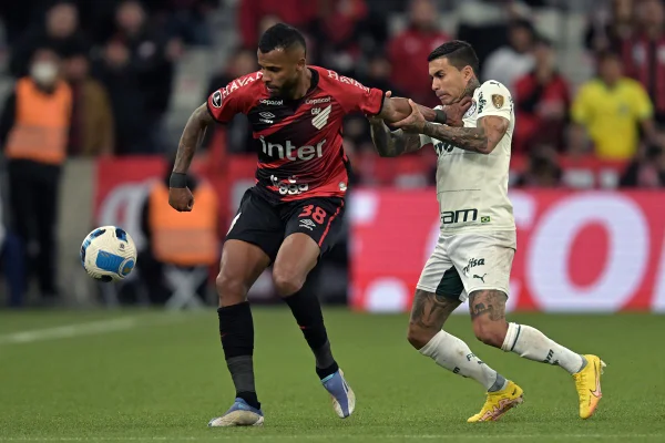 Com um a menos, Athletico-PR segura o Palmeiras e vence por 1 x 0