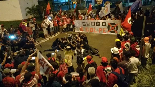 Manifestantes pró-Dilma protestam contra a Rede Globo em Brasília