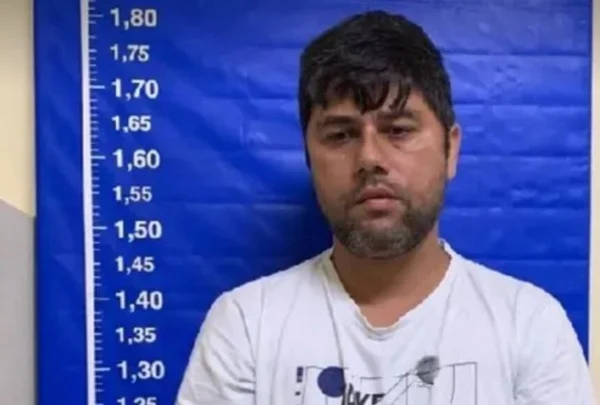 Em foto colorida, torcedor do Flamengo Jonathan Messias Santos da Silva está em sala da Polícia Civil, com o olhar tristes, após ser preso - Metrópoles
