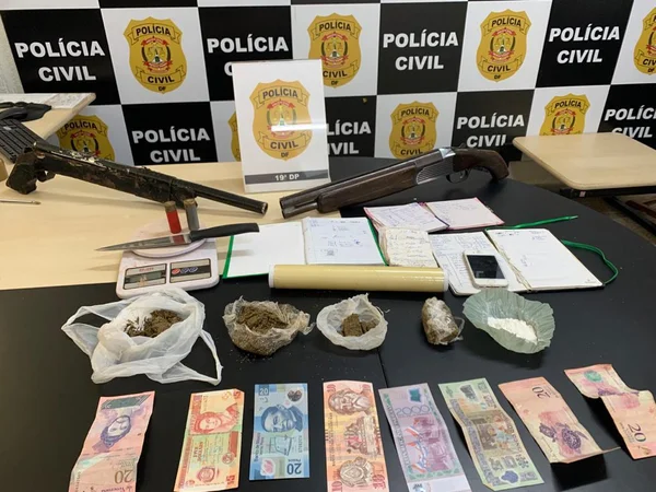 Homem é preso no DF com notas estrangeiras e por tráfico de drogas