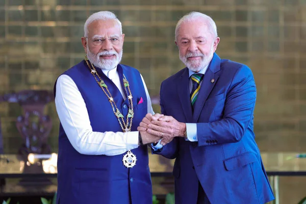 Foto colorida do Presidente Lula e primeiro-ministro da Índia, Narendra Modi, participam de cerimônia de assinatura de atos no Palácio do Alvorada - Metrópoles