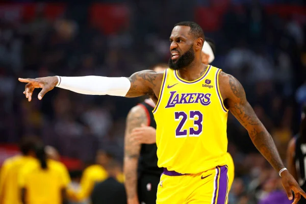 LeBron James #23 do Los Angeles Lakers na Crypto.com Arena em 28 de fevereiro de 2024