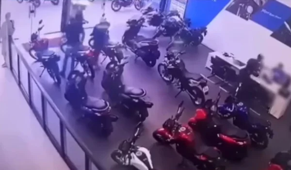 Criminosos levam 5 motos de concessionária em 30 segundos