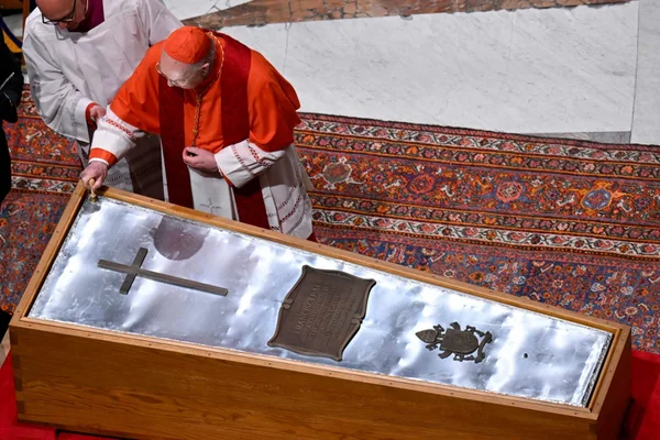 Vista do caixão do papa Francisco enquanto o Cardeal Kevin Farrell, que preside na Basílica de São Pedro, sela o caixão do papa - Metrópoles