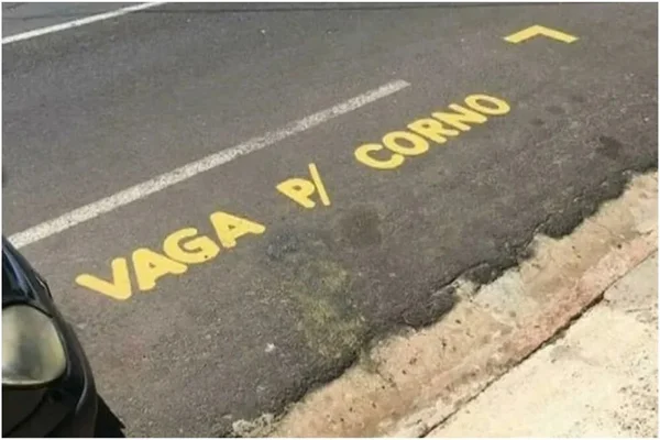 Morador é notificado após pintar “vaga para corno” na frente de casa