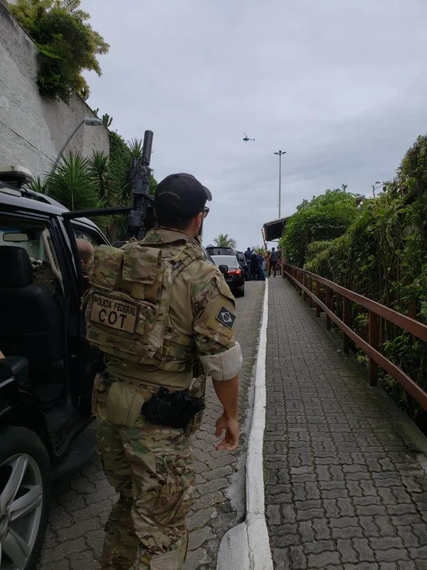 Vídeo: Bolsonaro usa forte aparato de segurança para sair de casa