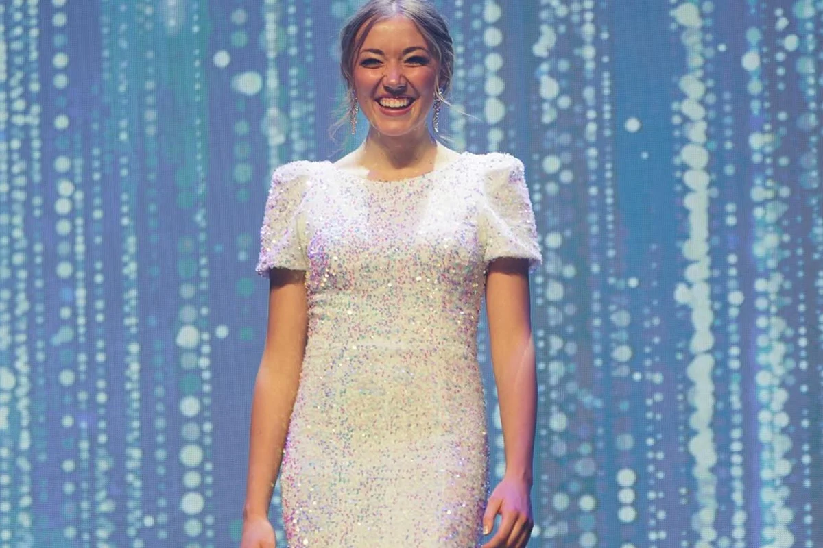Brynn Carnesecca posa sorridente durante competição Brynn Carnesecca posa sorridente durante competição