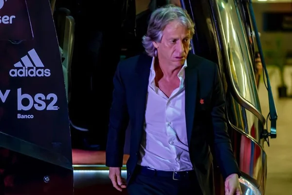Jorge Jesus descendo do ônibus do Flamengo