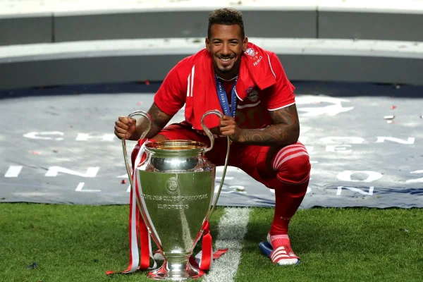 Jerome Boateng, do FC Bayern de Munique, comemora com o Troféu da Liga dos Campeões após a vitória de sua equipe na final da Liga dos Campeões da UEFA entre Paris Saint-Germain e Bayern de Munique no Estádio do Sport Lisboa e Benfica em 23 de agosto de 2020 em Lisboa, Portugal.