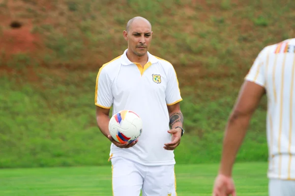 Após nove anos como goleiro do Brasiliense, Guto vira “professor” dentro do time