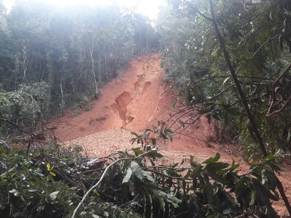 Vídeos. Chuva forte causa deslizamento, alaga hospital e vias do DF