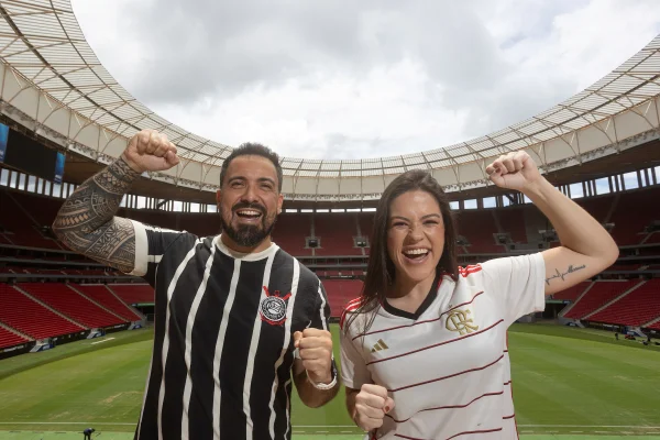 Imagem colorida de torcedores de Flamengo e Corinthians