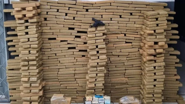 Imagem colorida de pacotes com mais de 400 kg de dragas - Metrópoles