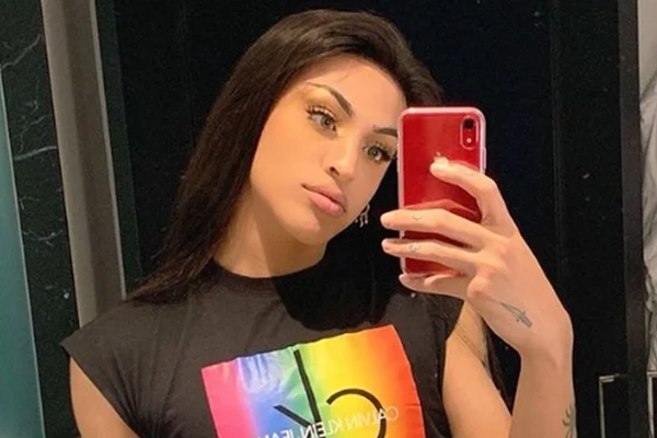 Pabllo Vittar curte noite em Nova York e é flagrada beijando rapaz