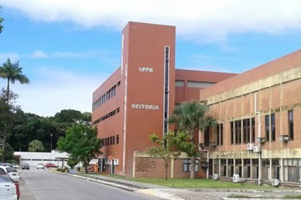 Professores da UFPB fazem paralisação em protesto contra novo reitor