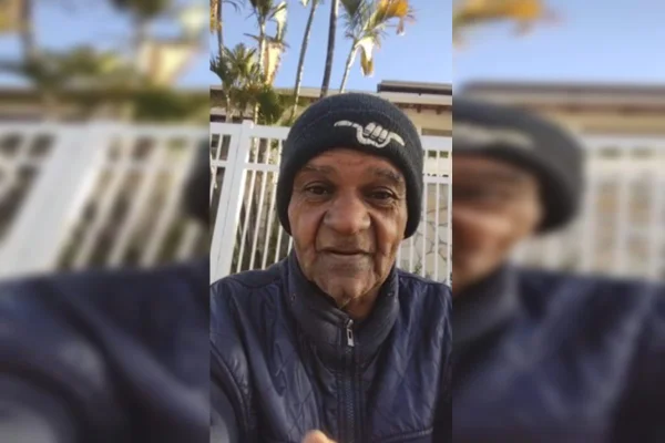 Foto colorida de homem negro com gorro