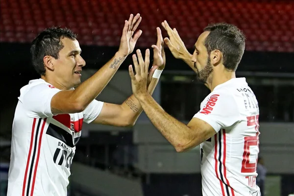São Paulo estreia no Paulistão com vitória sobre Água Santa