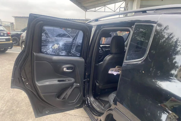 Imagem colorida mostra o carro do prefeito de Taboão da Serra com marcas de tiros - Metrópoles