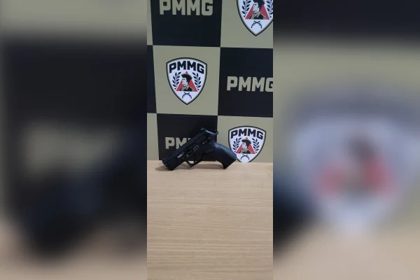 MG: adolescente leva arma falsa à escola para ameaçar namorado da ex