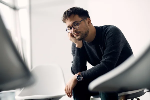 Imagem colorida de homem cansado -Metrópoles