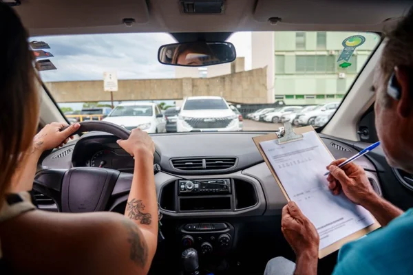 motorista e instrutor de trânsito em carro - Metrópoles