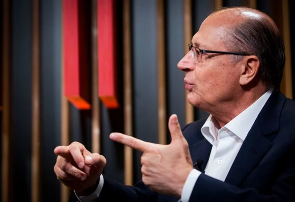 Alckmin e Bolsonaro batem boca pelo Twitter