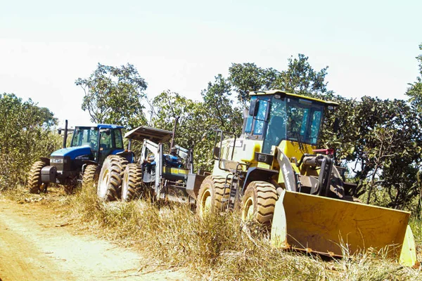 tratores enfileirados