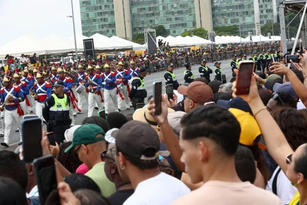 PM descarta ameaça de bomba durante desfile oficial com Lula e Fachin - destaque galeria PM descarta ameaça de bomba durante desfile oficial com Lula e Fachin - destaque galeria