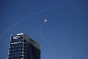Míssil lançado do Irã é interceptado no ar pelo sistema de defesa Iron Dome de Israel, sobre Tel Aviv