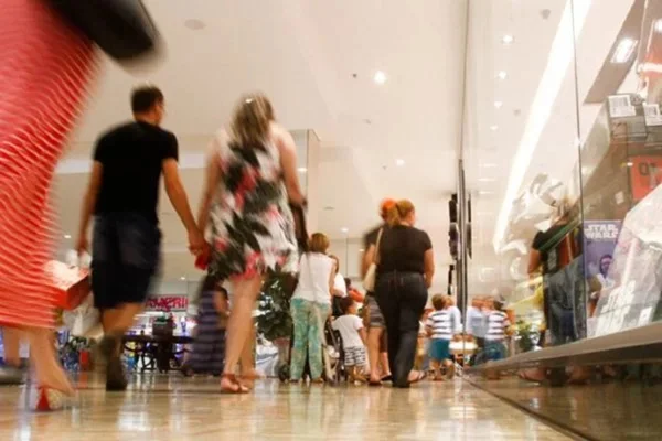 Foto de pessoas andando em corredor de shopping